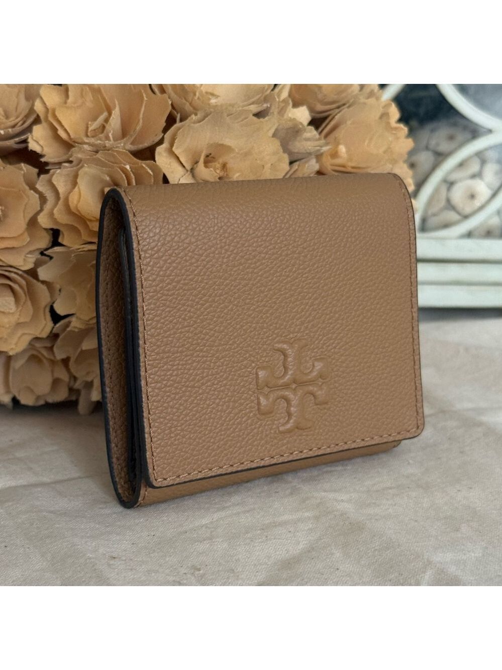 New Tory Burch Thea Bifold Leather  Wallet  In Tiramisu